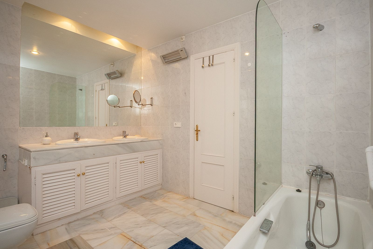 Se vende Apartamento Planta Media de 3 dormitorios en Costa Del Sol, Málaga, España