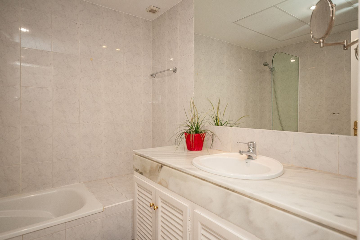 Se vende Apartamento Planta Media de 3 dormitorios en Costa Del Sol, Málaga, España