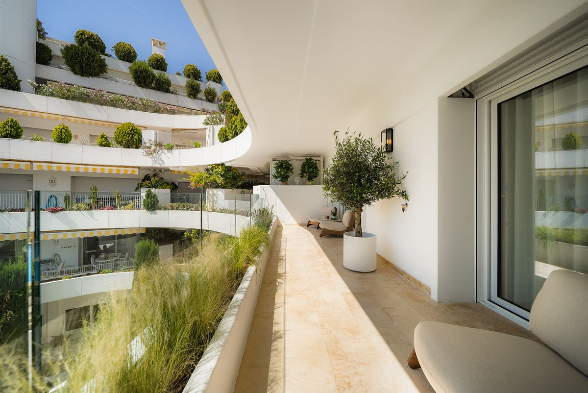 3 Bed Apartment for sale in Marbella Costa Del Sol, Málaga, Spain