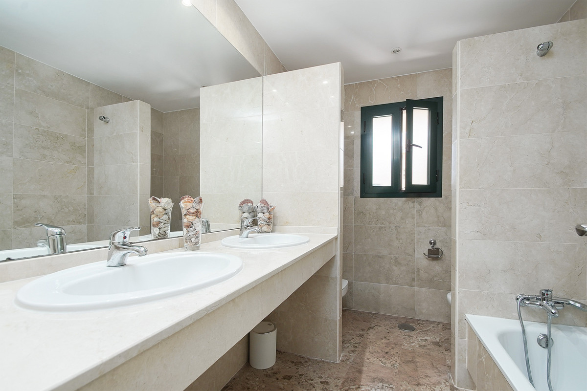 3 Bed Apartment for sale in San Pedro De Alcántara Costa Del Sol, Málaga, Spain