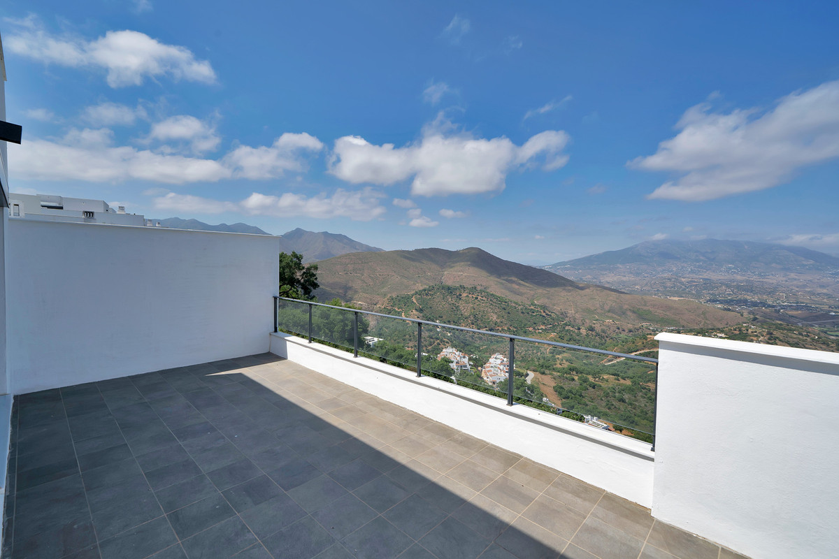 4 Bed Townhouse for sale in La Mairena Costa Del Sol, Málaga, Spain