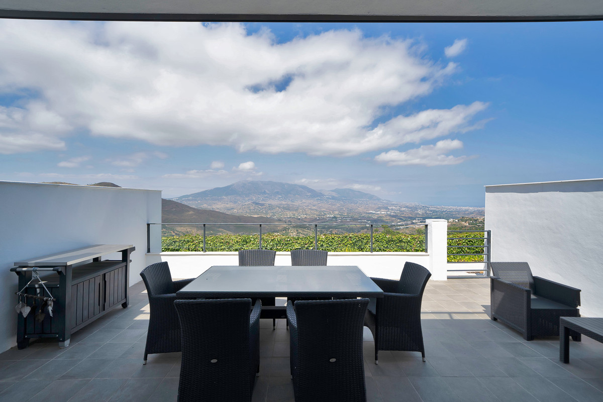 4 Bed Townhouse for sale in La Mairena Costa Del Sol, Málaga, Spain
