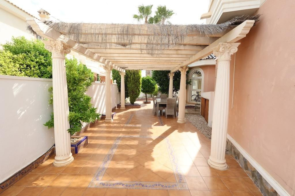 5 Bed Townhouse for sale in Dona Pepa Costa Blanca, Alicante, Spain