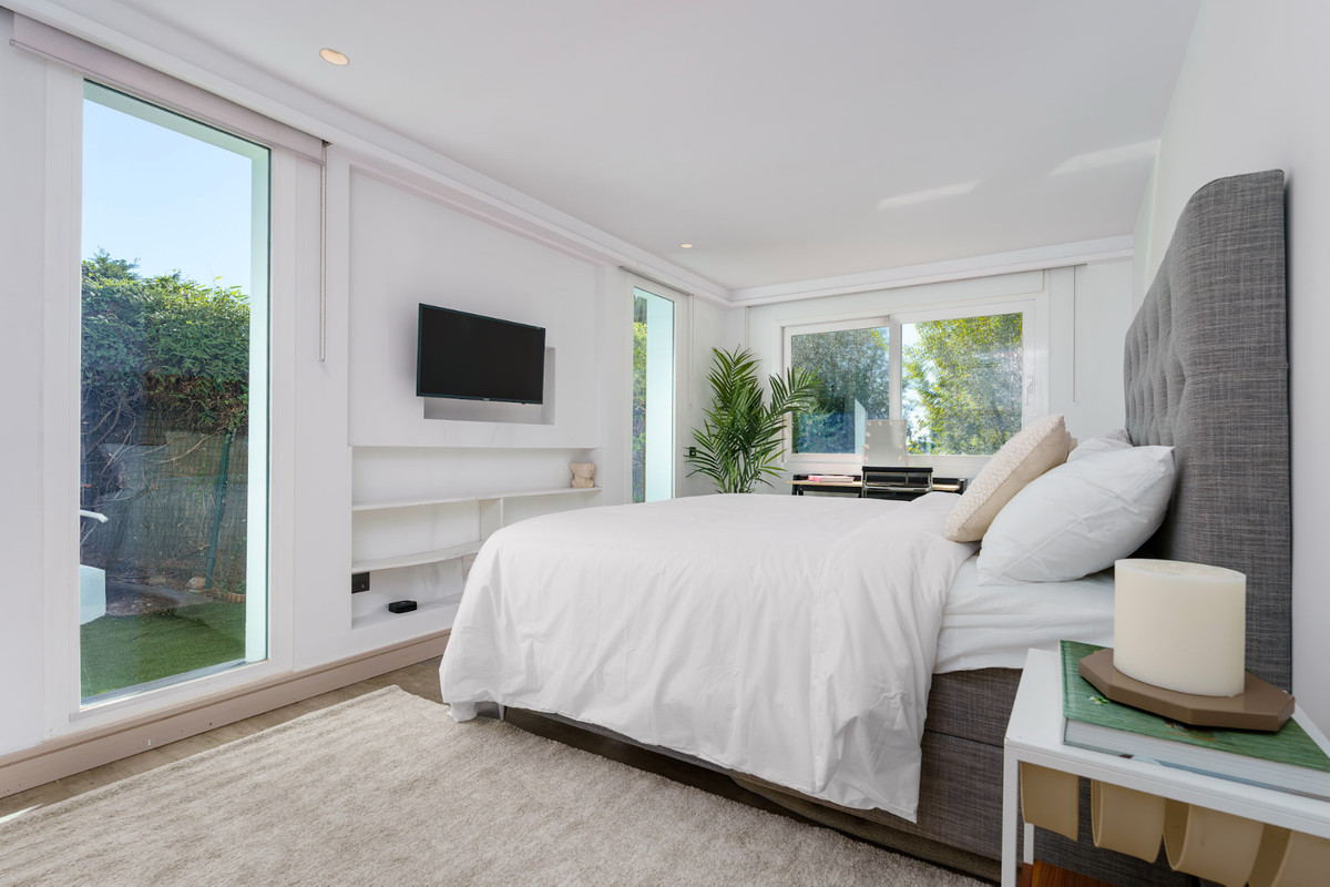 5 Bed Townhouse for sale in Nueva Andalucía Costa Del Sol, Málaga, Spain