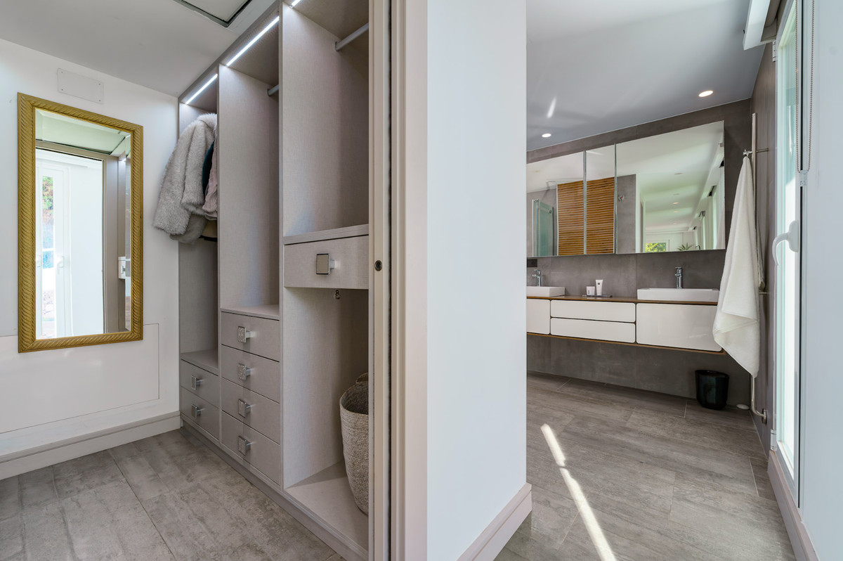 5 Bed Townhouse for sale in Nueva Andalucía Costa Del Sol, Málaga, Spain