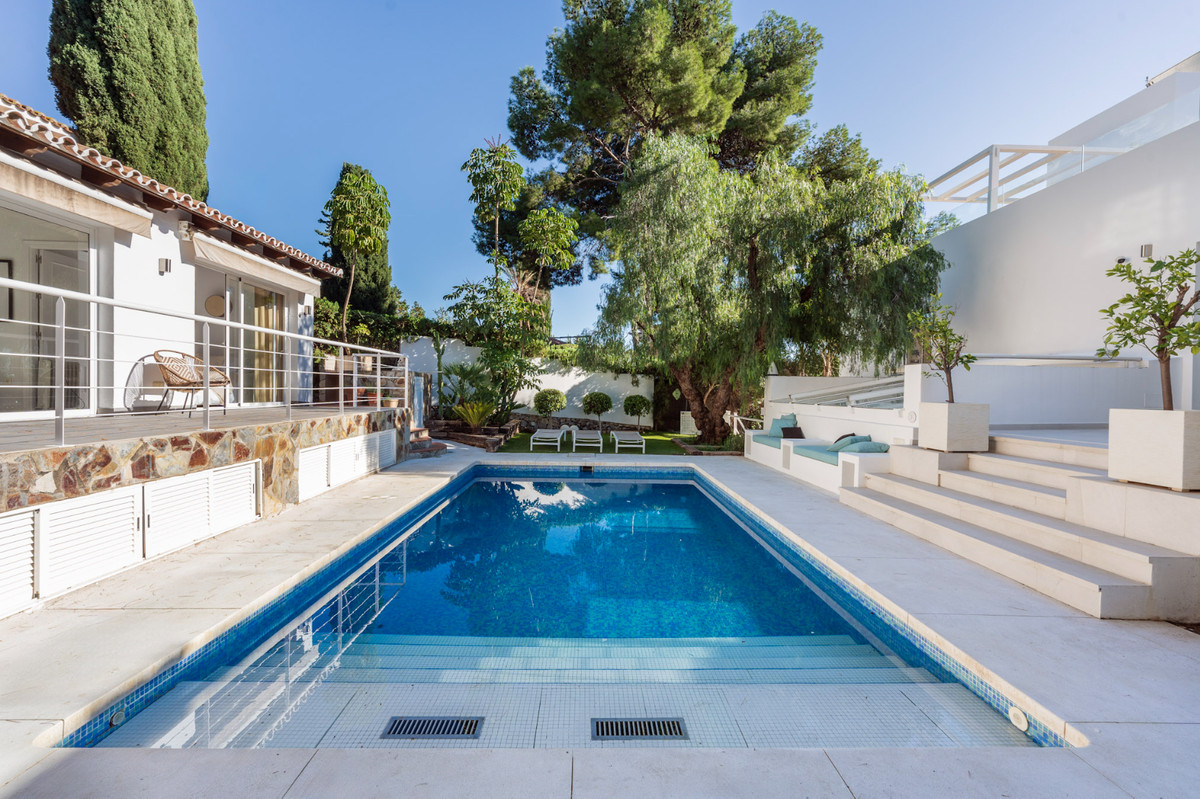 5 Bed Townhouse for sale in Nueva Andalucía Costa Del Sol, Málaga, Spain