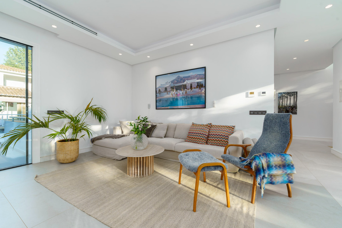 5 Bed Townhouse for sale in Nueva Andalucía Costa Del Sol, Málaga, Spain