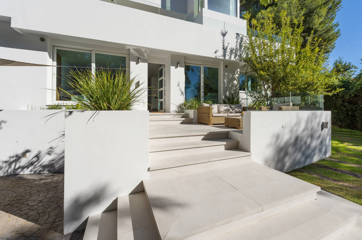 5 Bed Townhouse for sale in Nueva Andalucía Costa Del Sol, Málaga, Spain