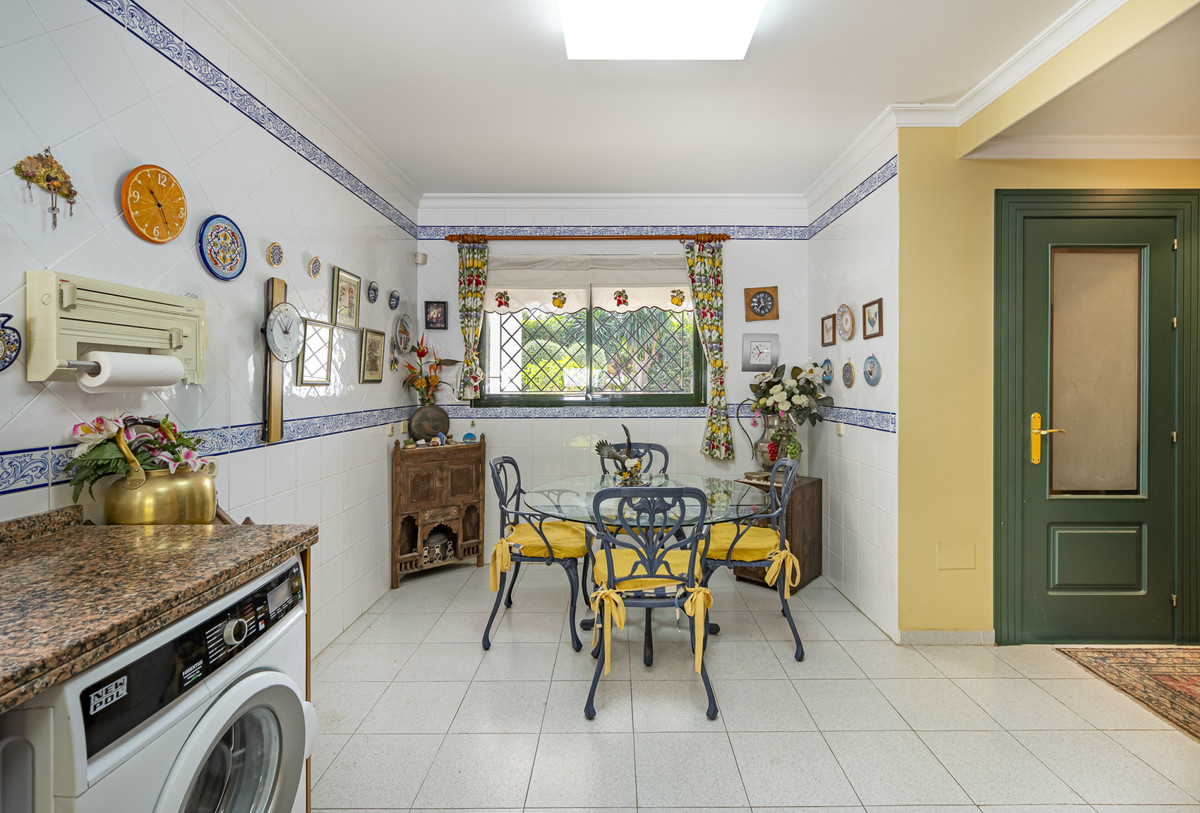 4 Bed Townhouse for sale in Nagüeles Costa Del Sol, Málaga, Spain