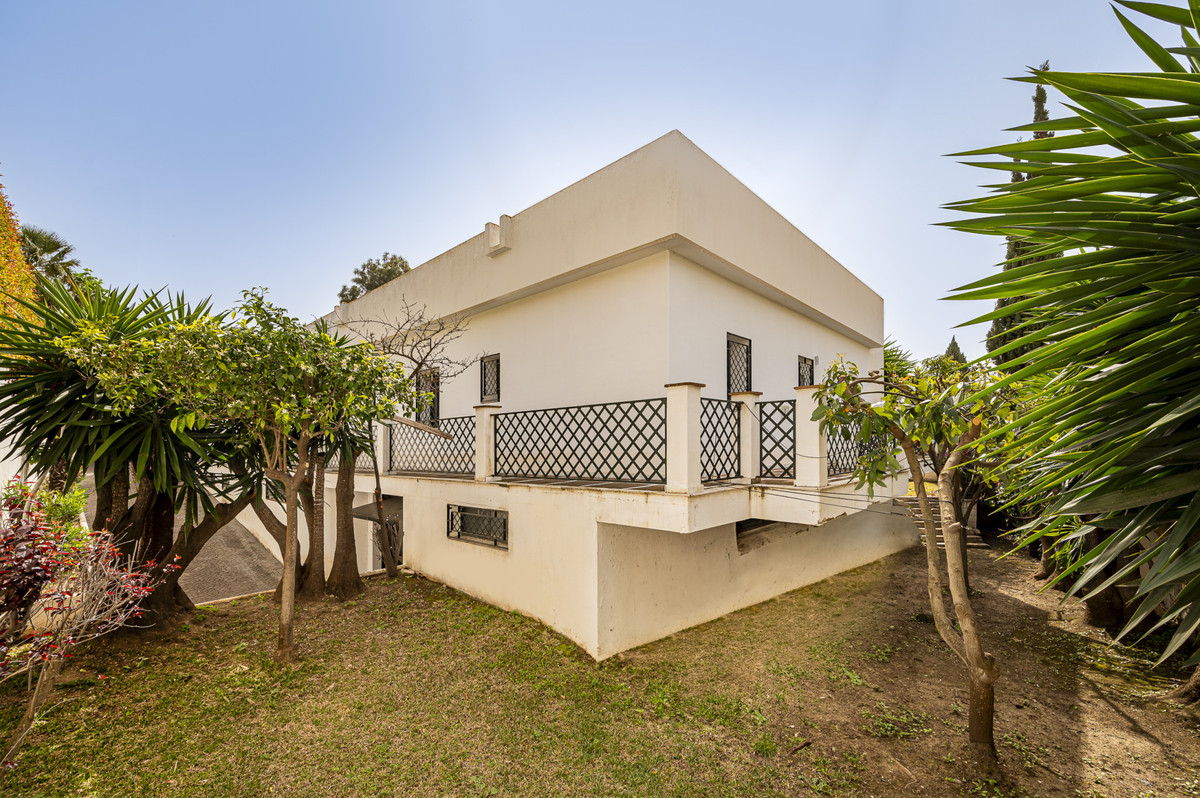 4 Bed Townhouse for sale in Nagüeles Costa Del Sol, Málaga, Spain