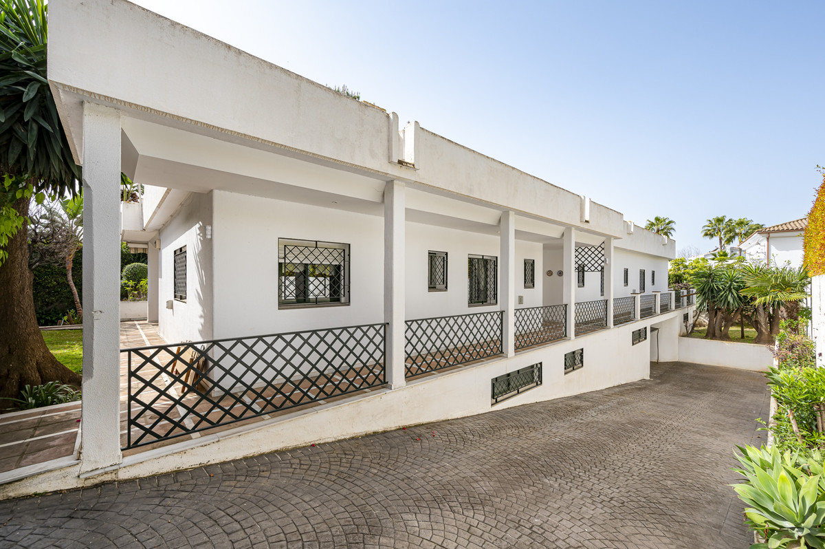 4 Bed Townhouse for sale in Nagüeles Costa Del Sol, Málaga, Spain