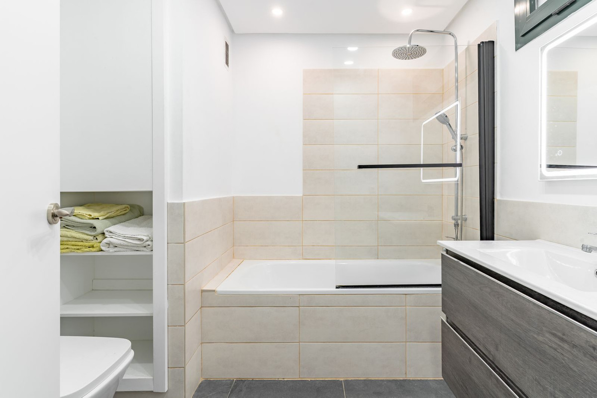 Se vende Apartamento Planta Media de 2 dormitorios en Costa Del Sol, Málaga, España