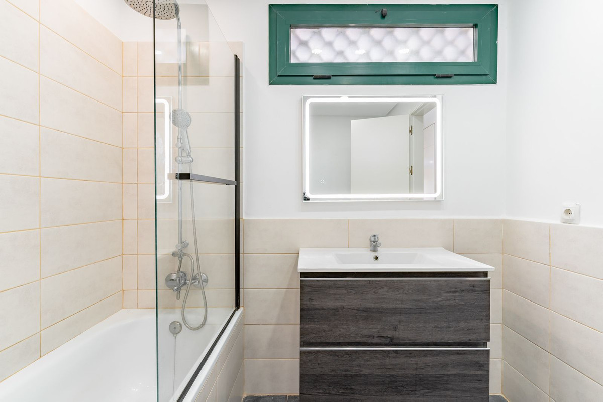 Se vende Apartamento Planta Media de 2 dormitorios en Costa Del Sol, Málaga, España