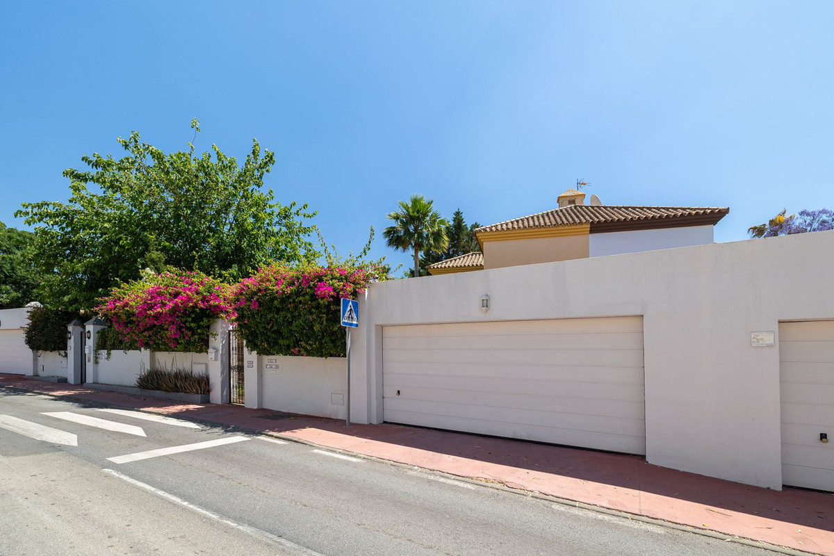 5 Bed Townhouse for sale in Marbella Costa Del Sol, Málaga, Spain