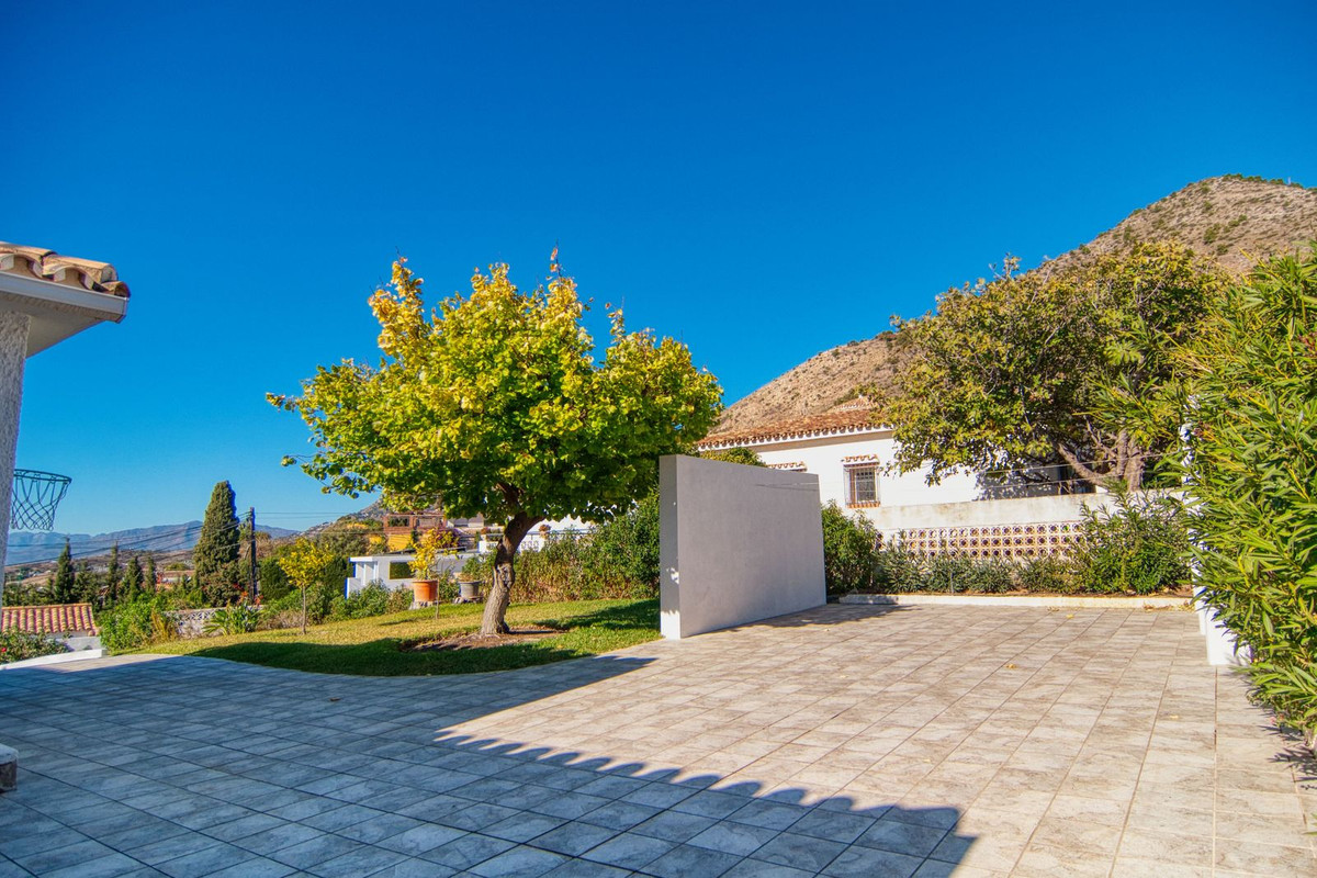 4 Bed Townhouse for sale in La Capellania Costa Del Sol, Málaga, Spain