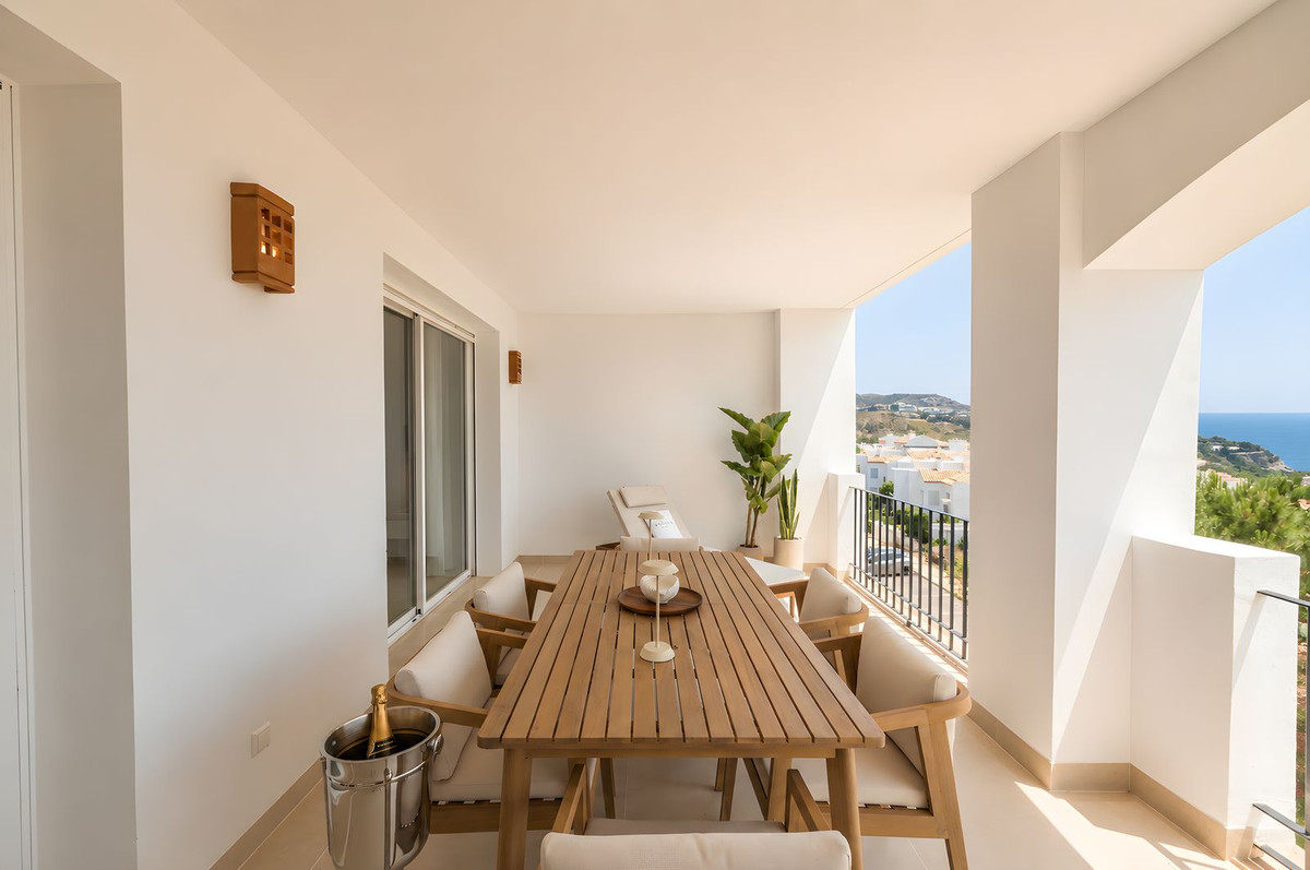 3 Bed Apartment for sale in La Quinta Costa Del Sol, Málaga, Spain