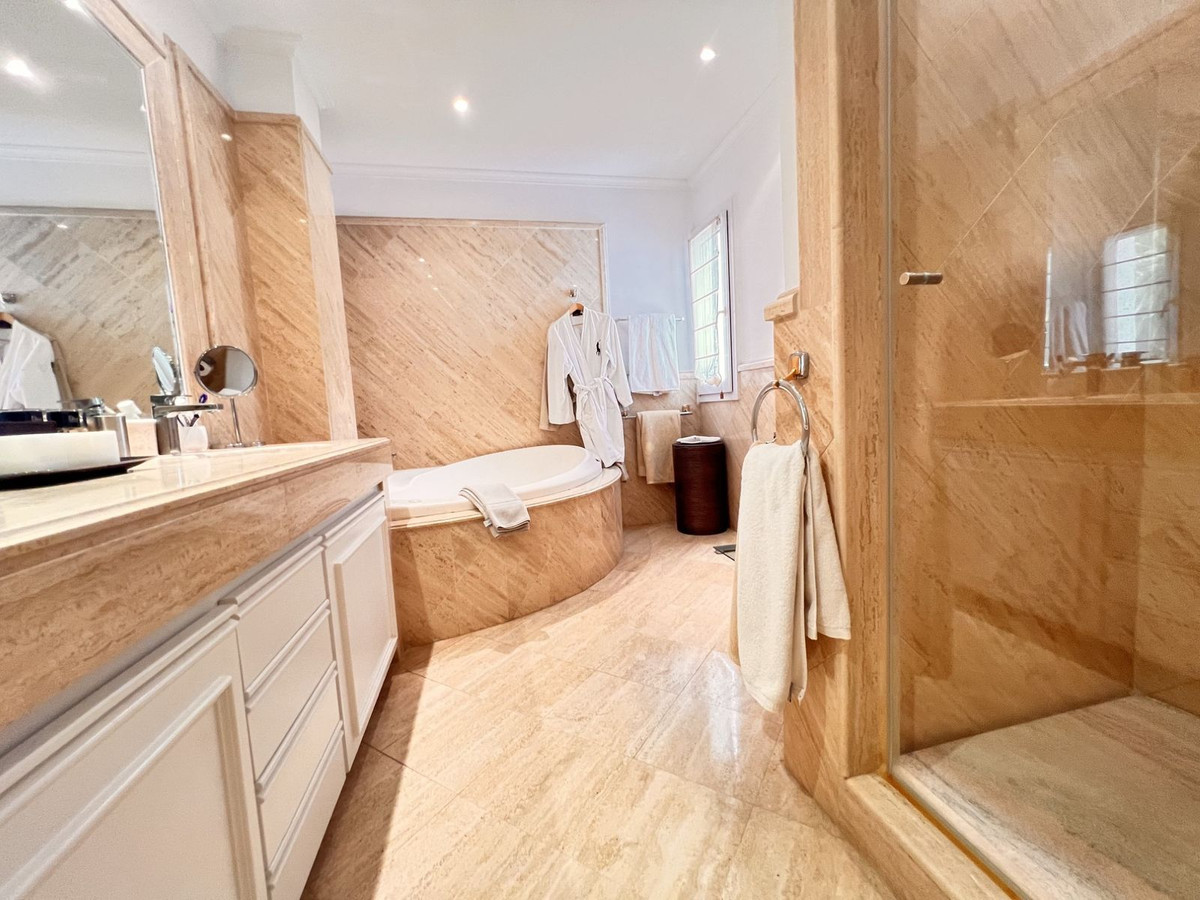 3 Bed Apartment for sale in The Golden Mile Costa Del Sol, Málaga, Spain
