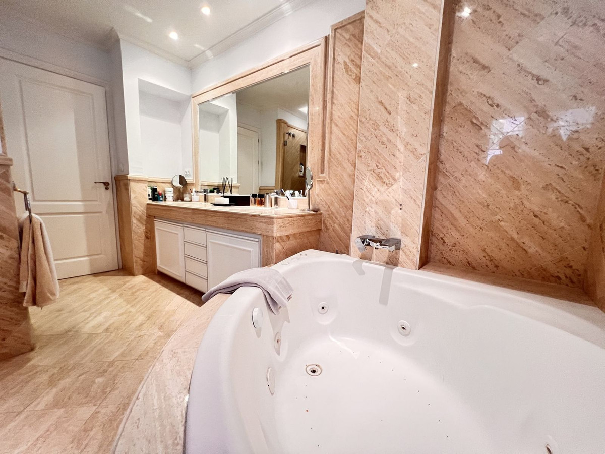3 Bed Apartment for sale in The Golden Mile Costa Del Sol, Málaga, Spain