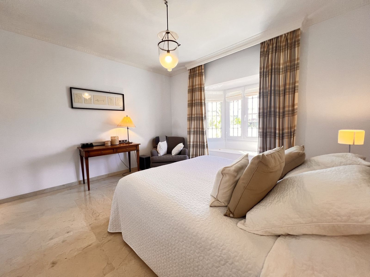 3 Bed Apartment for sale in The Golden Mile Costa Del Sol, Málaga, Spain