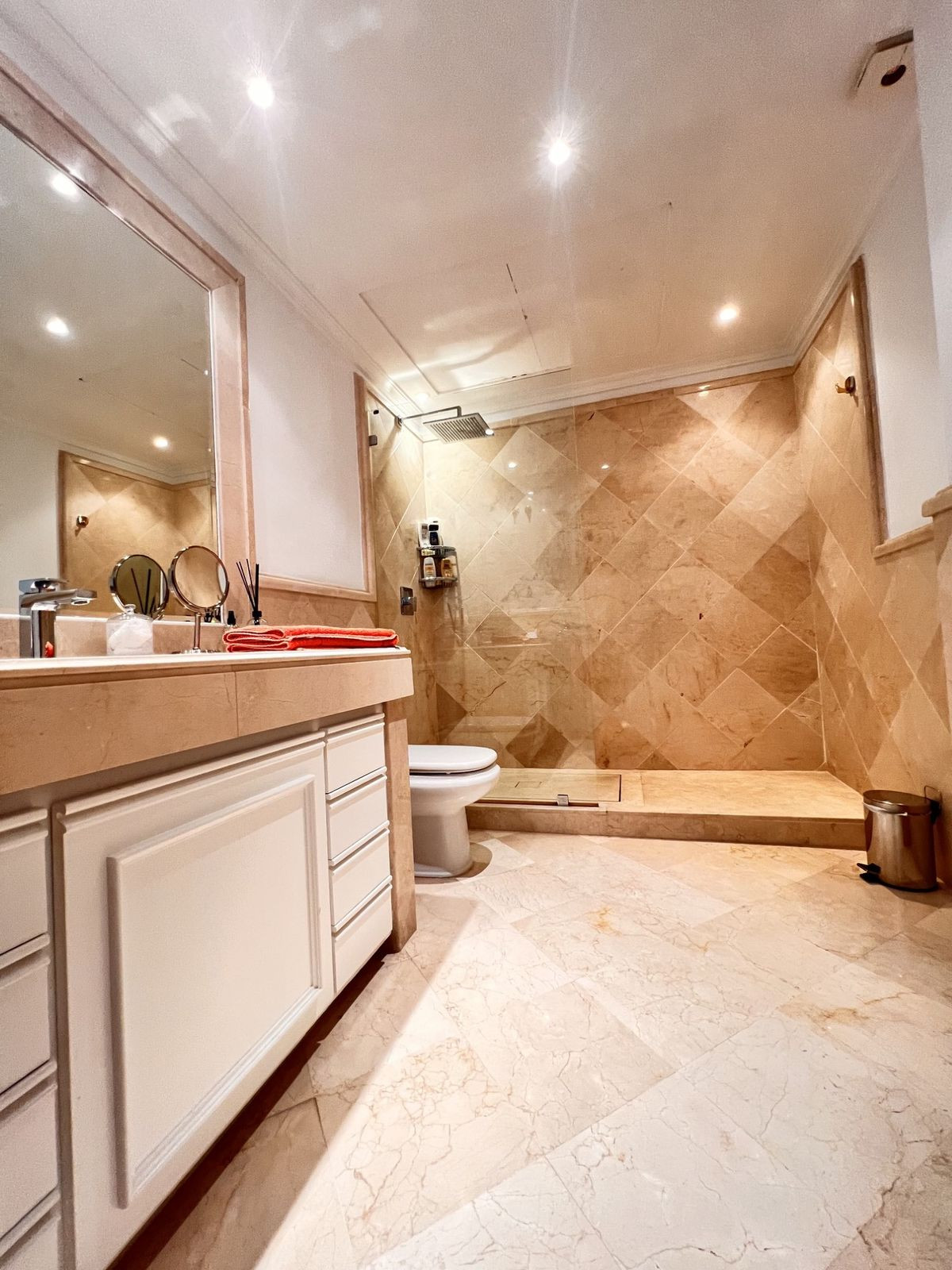 3 Bed Apartment for sale in The Golden Mile Costa Del Sol, Málaga, Spain