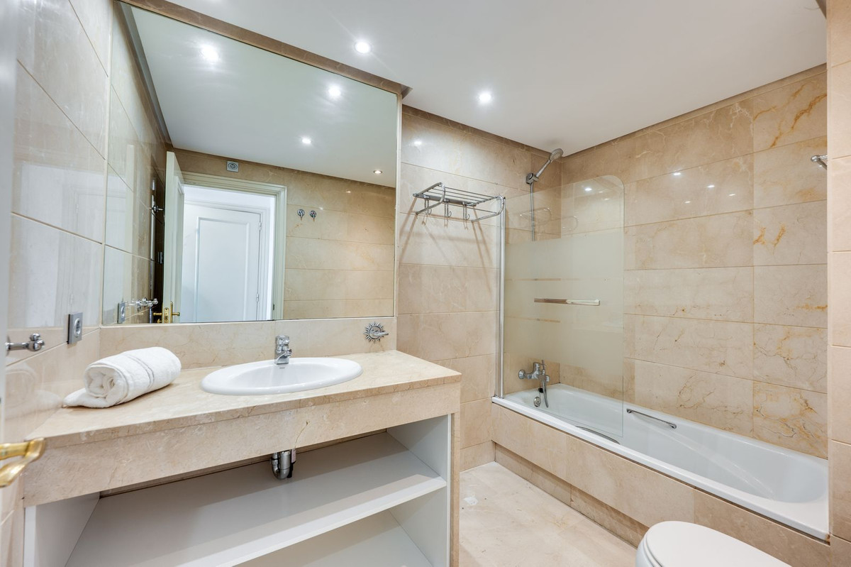 Se vende Apartamento Planta Media de 2 dormitorios en Costa Del Sol, Málaga, España