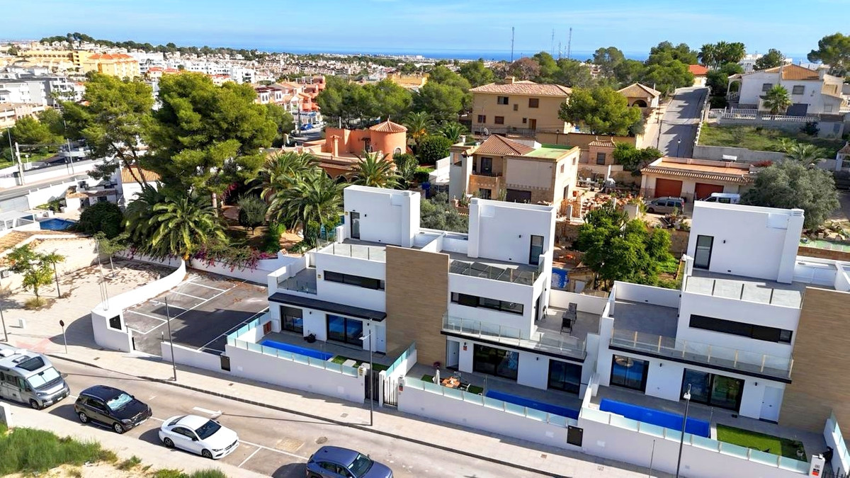 2 Bed Townhouse for sale in Villamartin Costa Blanca, Alicante, Spain