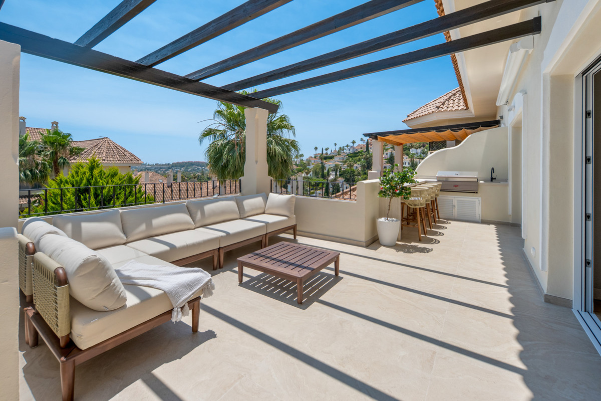 3 Bed Apartment for sale in Nueva Andalucía Costa Del Sol, Málaga, Spain