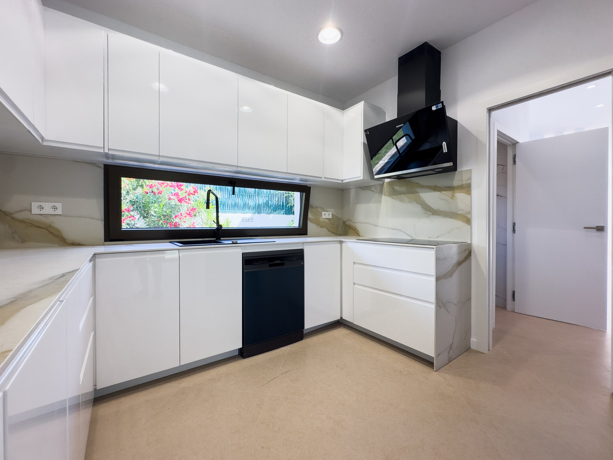 4 Bed Townhouse for sale in Estepona Costa Del Sol, Málaga, Spain