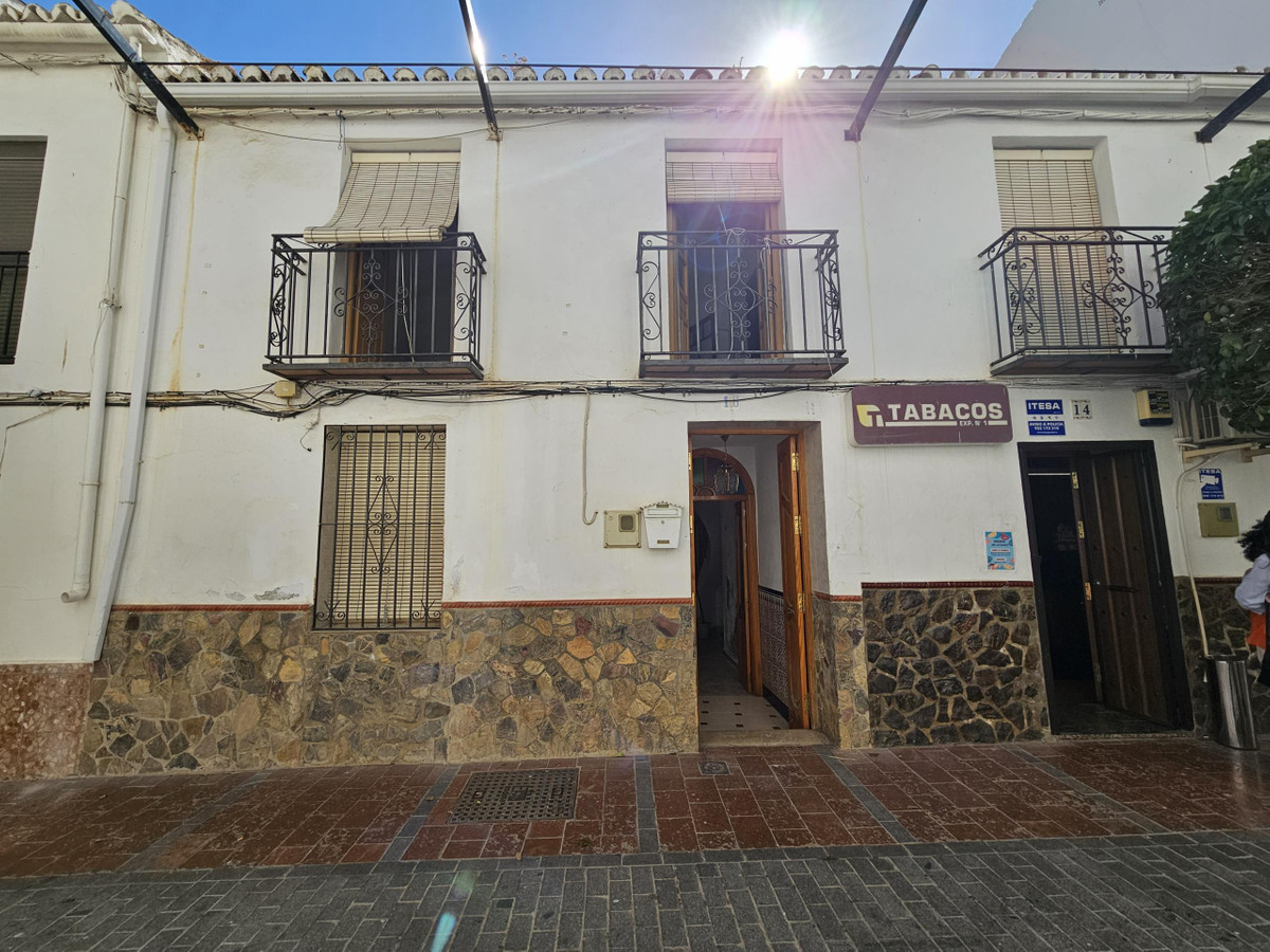 4 Bed Townhouse for sale in El Burgo Costa Del Sol, Málaga, Spain