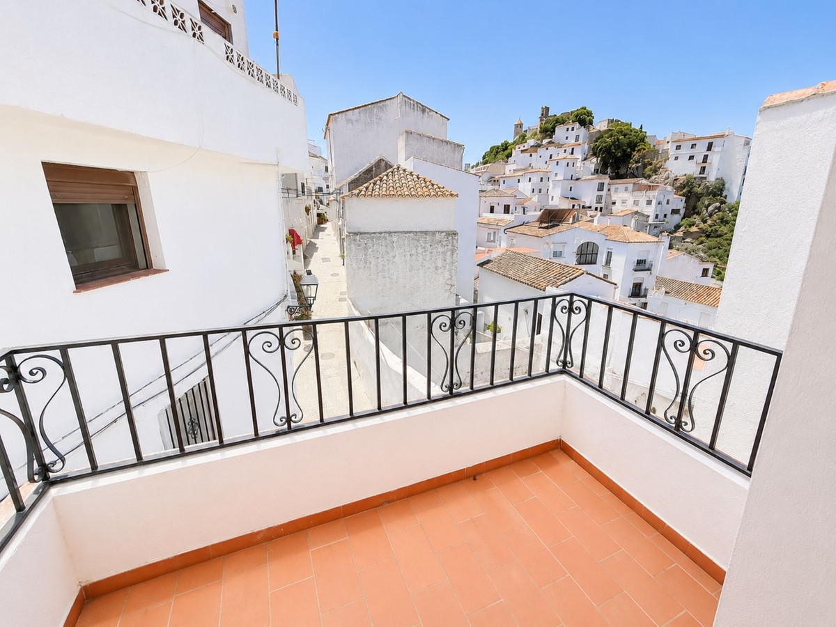 3 Bed Townhouse for sale in Casares Costa Del Sol, Málaga, Spain
