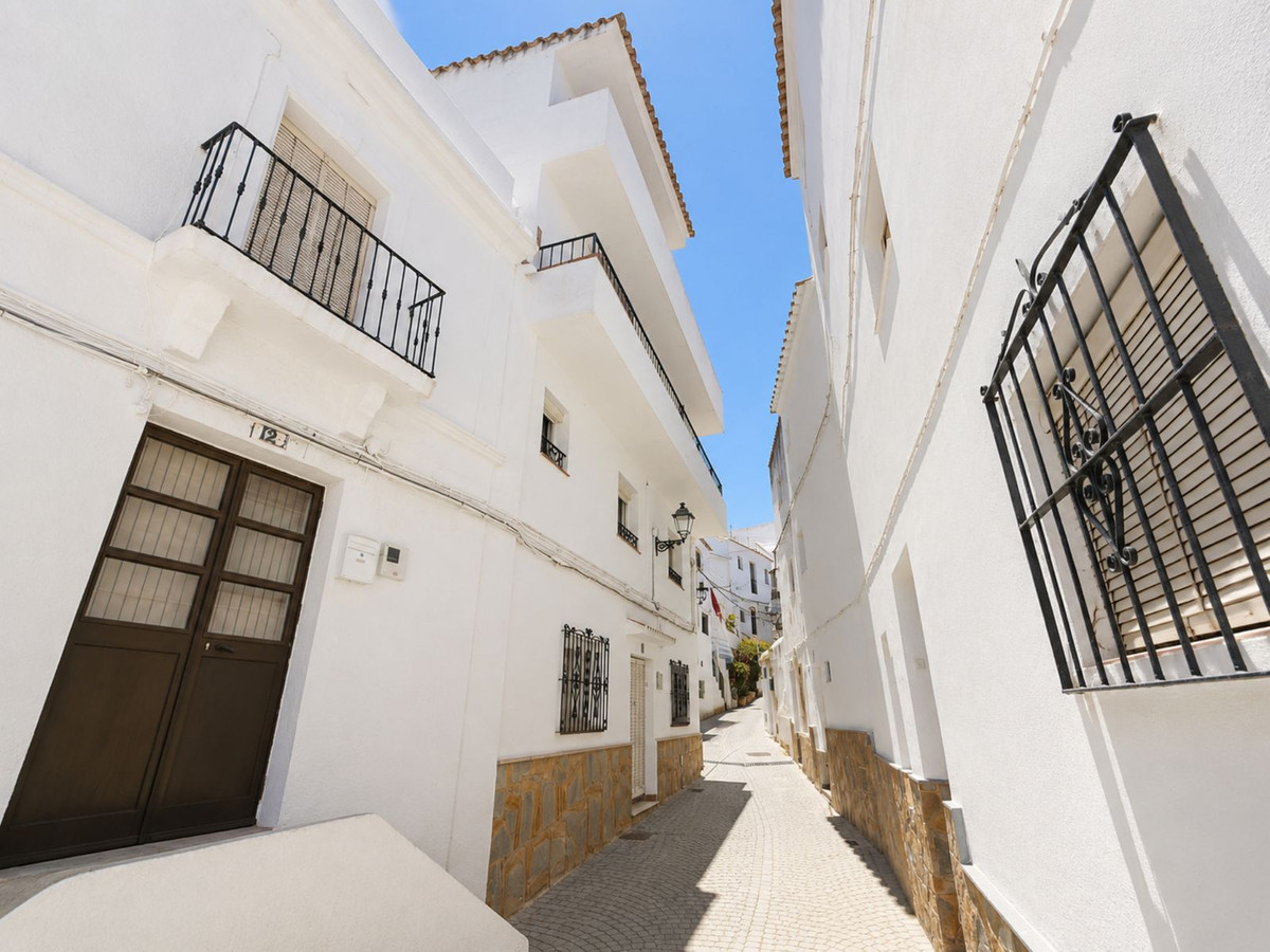 3 Bed Townhouse for sale in Casares Costa Del Sol, Málaga, Spain