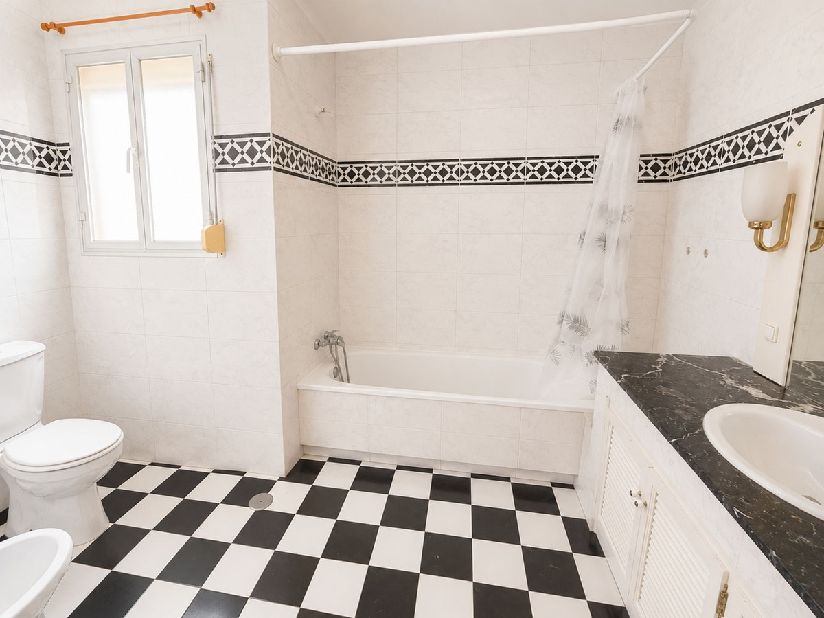 3 Bed Townhouse for sale in Casares Costa Del Sol, Málaga, Spain