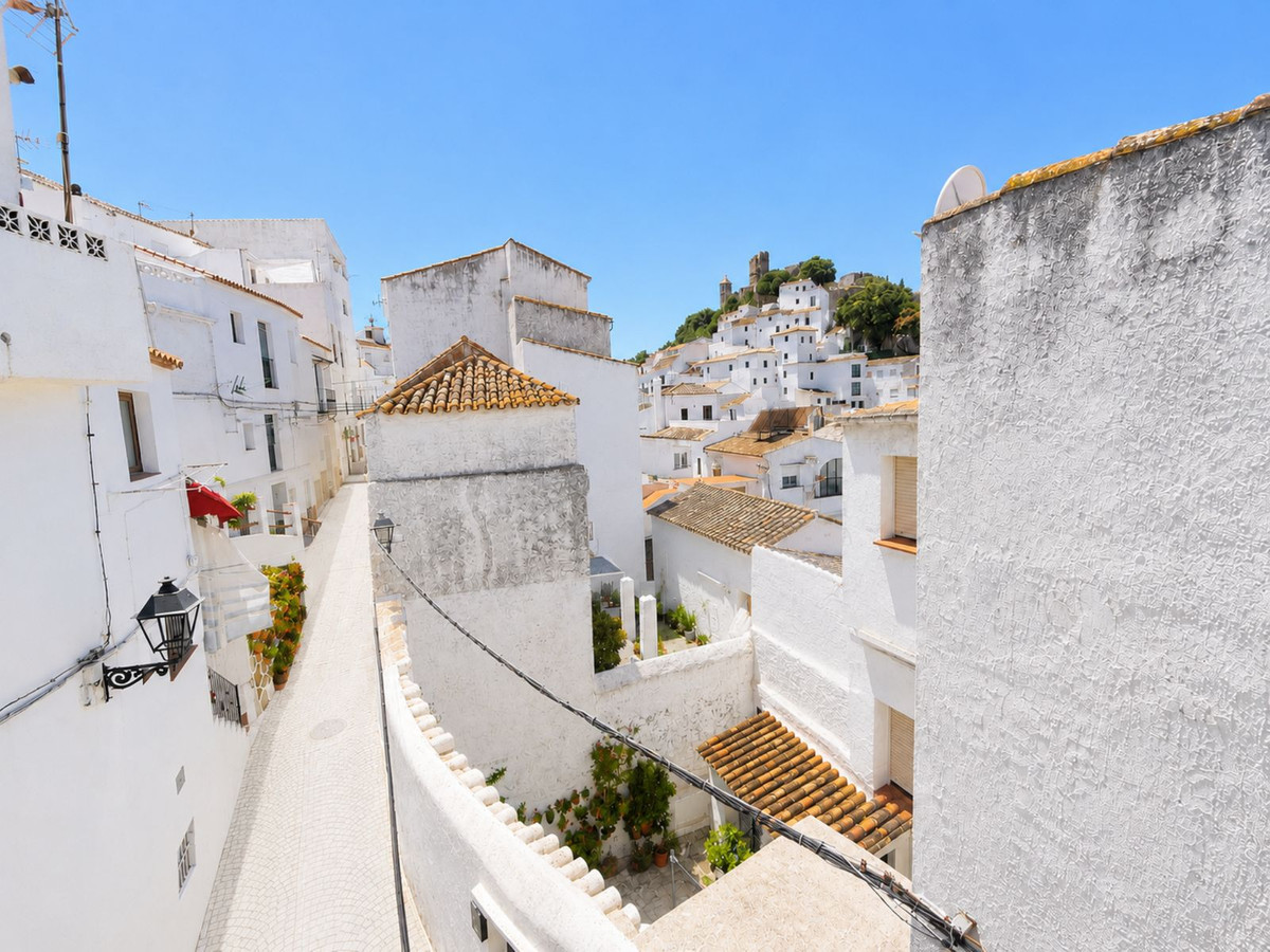 3 Bed Townhouse for sale in Casares Costa Del Sol, Málaga, Spain