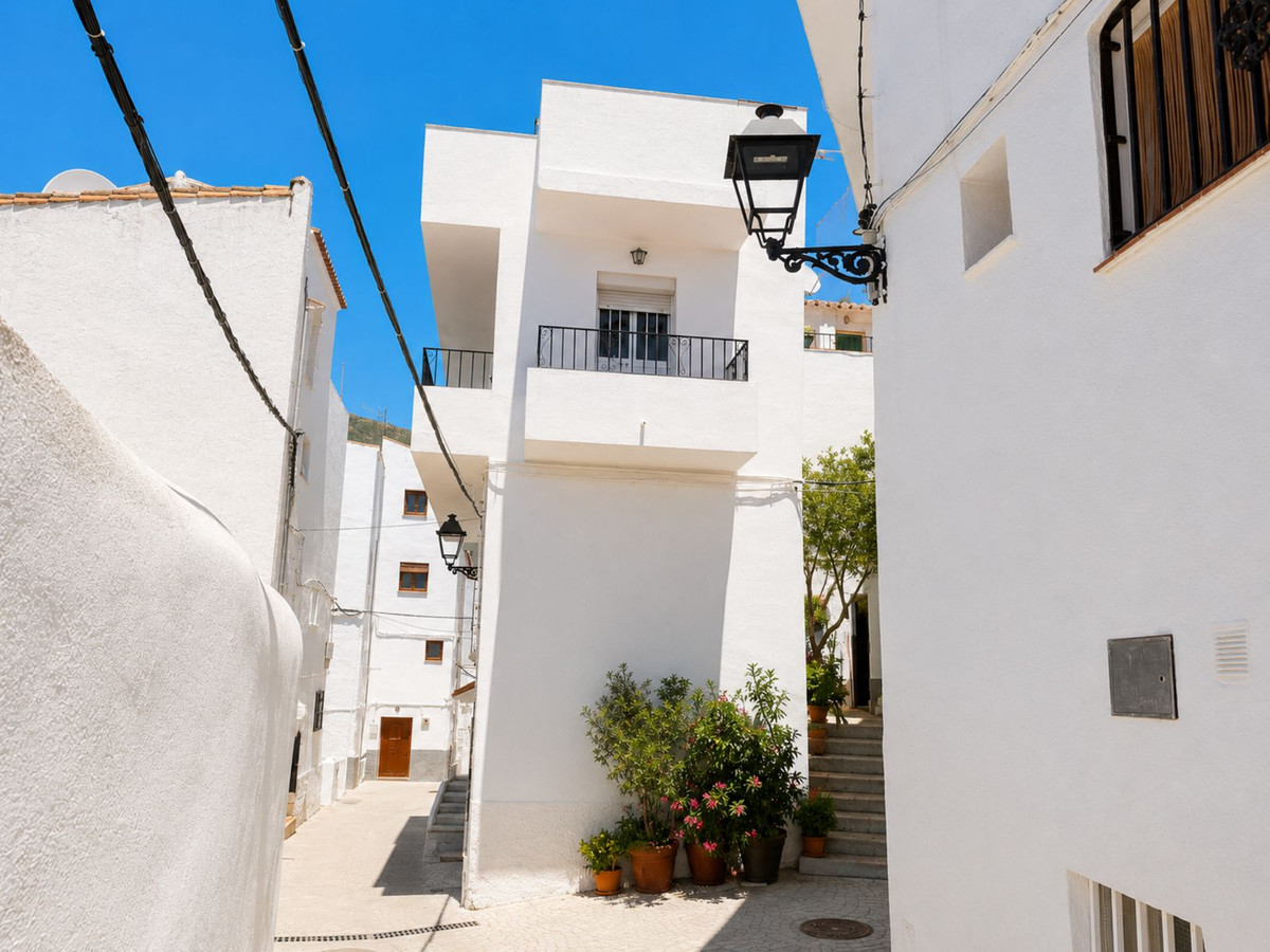 3 Bed Townhouse for sale in Casares Costa Del Sol, Málaga, Spain