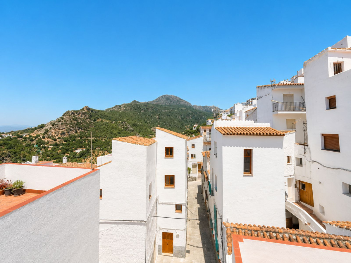 3 Bed Townhouse for sale in Casares Costa Del Sol, Málaga, Spain