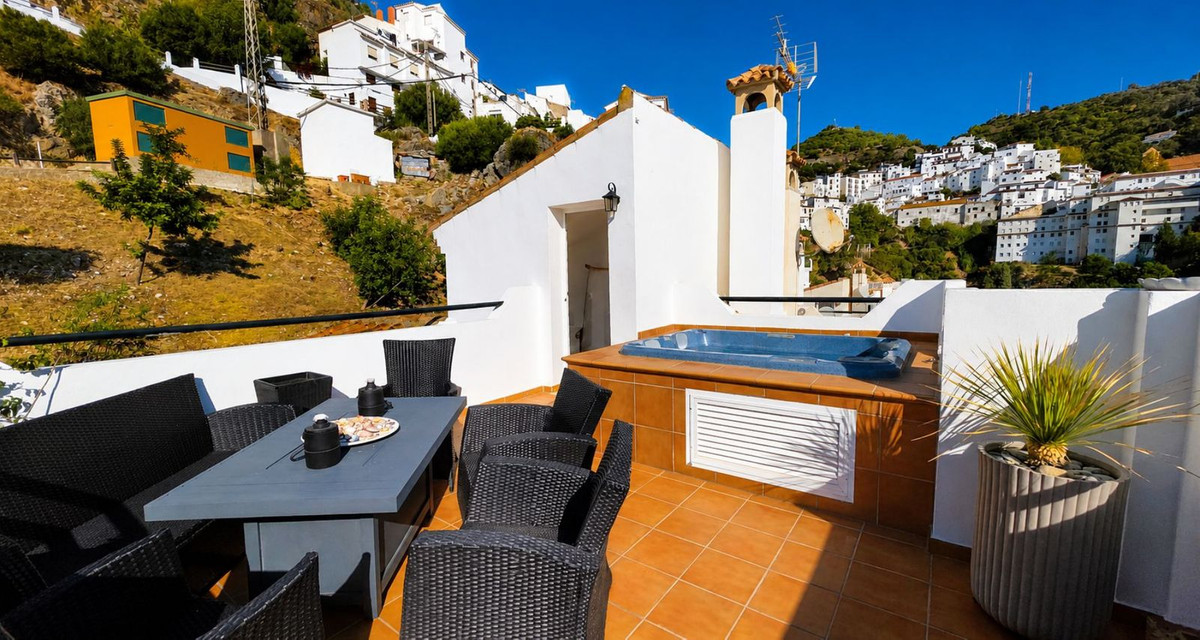 3 Bed Townhouse for sale in Casares Costa Del Sol, Málaga, Spain