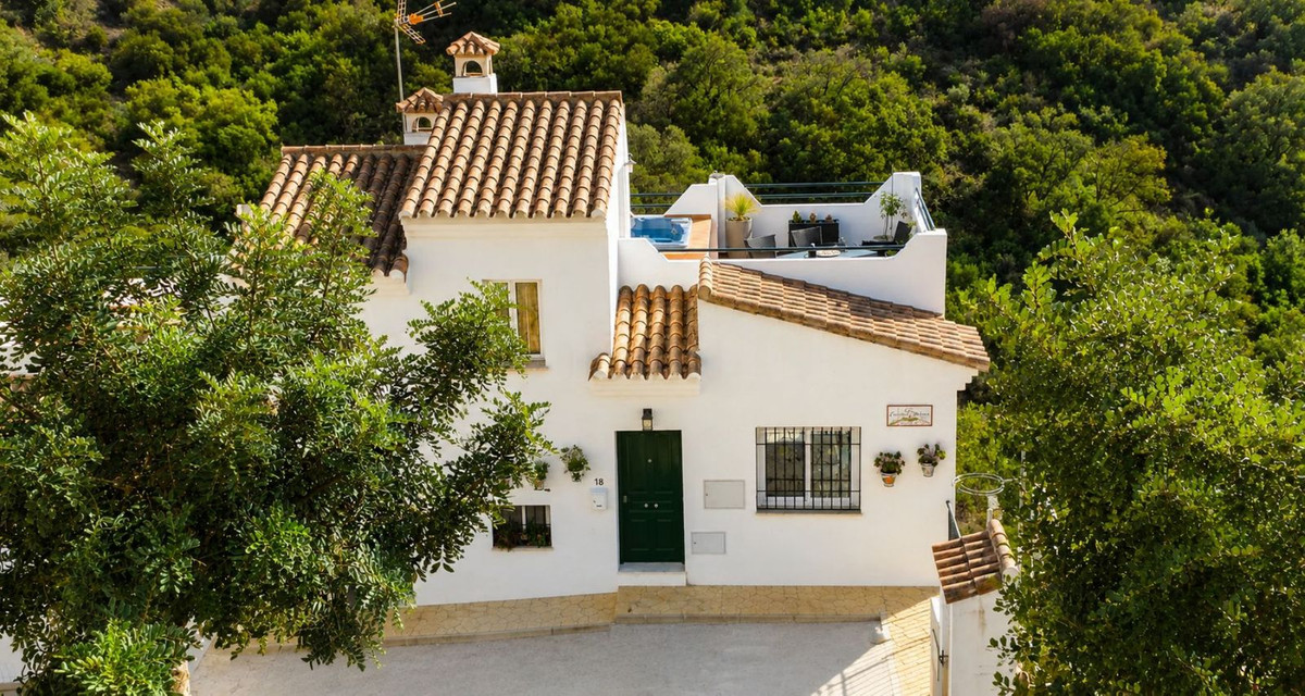 3 Bed Townhouse for sale in Casares Costa Del Sol, Málaga, Spain