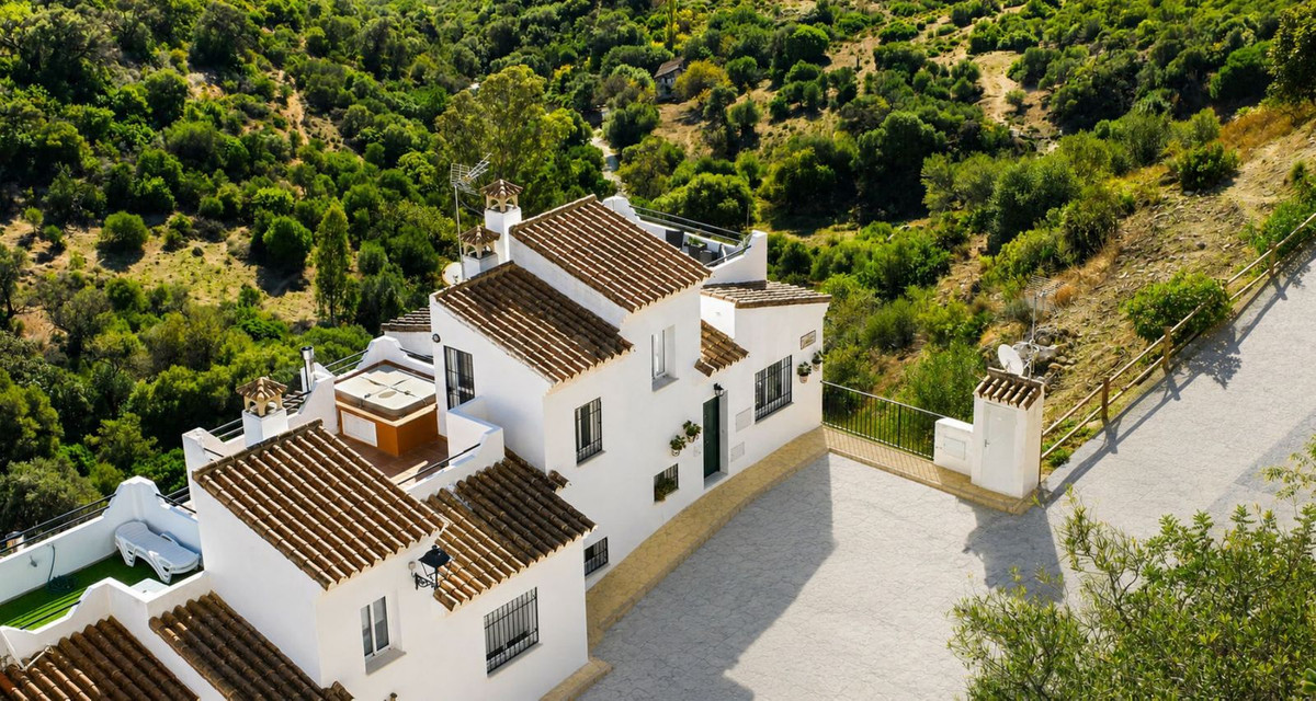 3 Bed Townhouse for sale in Casares Costa Del Sol, Málaga, Spain