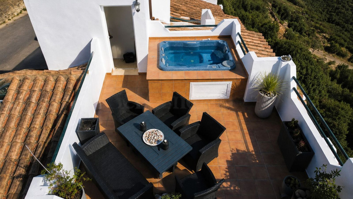 3 Bed Townhouse for sale in Casares Costa Del Sol, Málaga, Spain