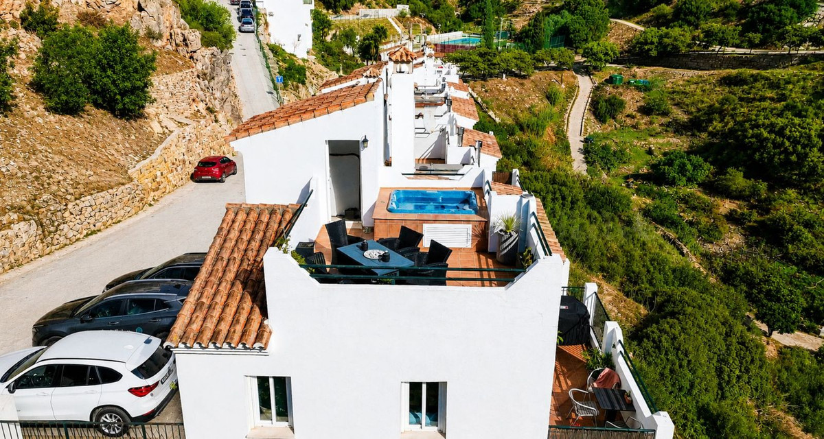 3 Bed Townhouse for sale in Casares Costa Del Sol, Málaga, Spain