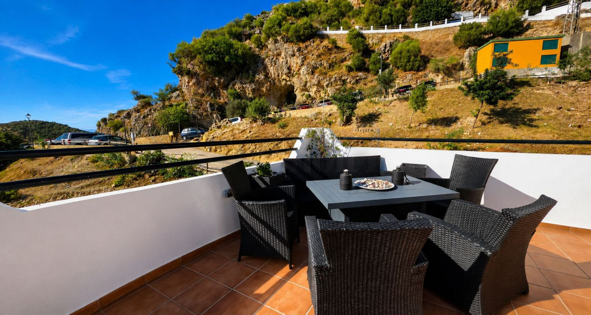 3 Bed Townhouse for sale in Casares Costa Del Sol, Málaga, Spain