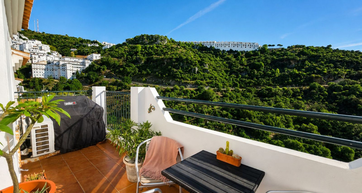 3 Bed Townhouse for sale in Casares Costa Del Sol, Málaga, Spain