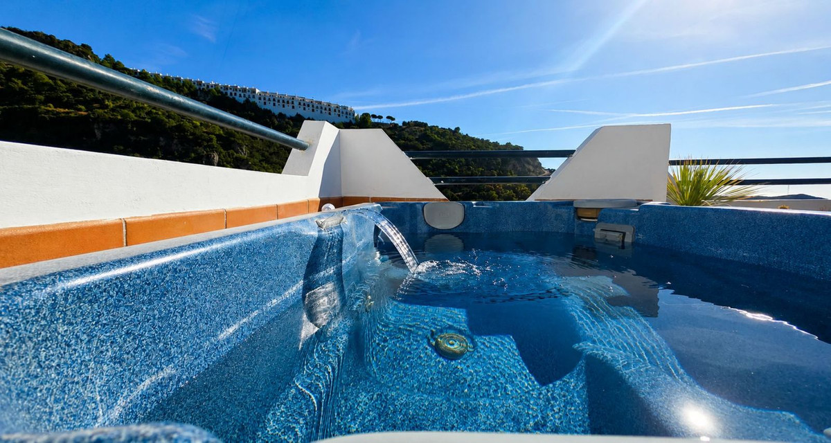3 Bed Townhouse for sale in Casares Costa Del Sol, Málaga, Spain