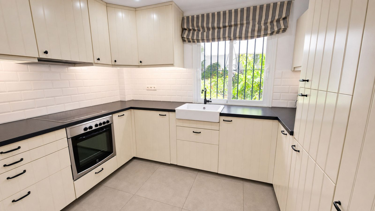 2 Bed Apartment for sale in Elviria Costa Del Sol, Málaga, Spain