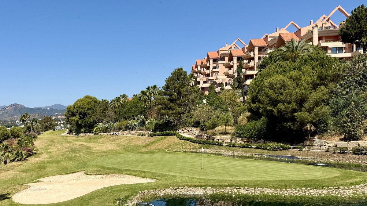 2 Bed Apartment for sale in Nueva Andalucía Costa Del Sol, Málaga, Spain