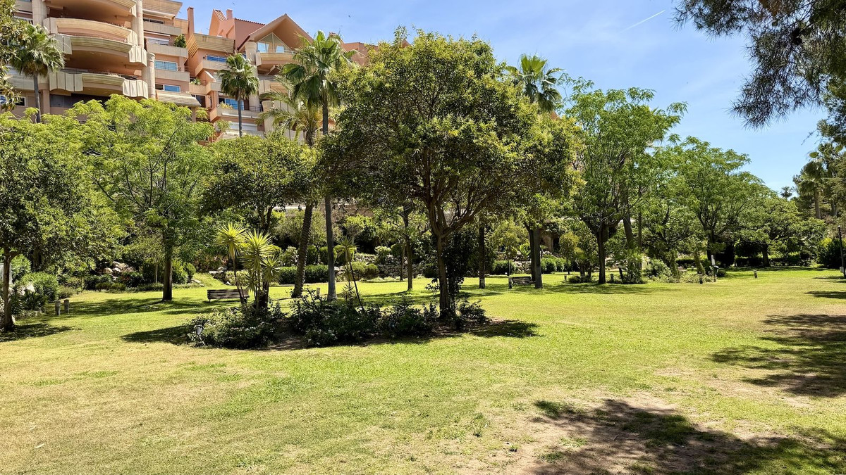2 Bed Apartment for sale in Nueva Andalucía Costa Del Sol, Málaga, Spain