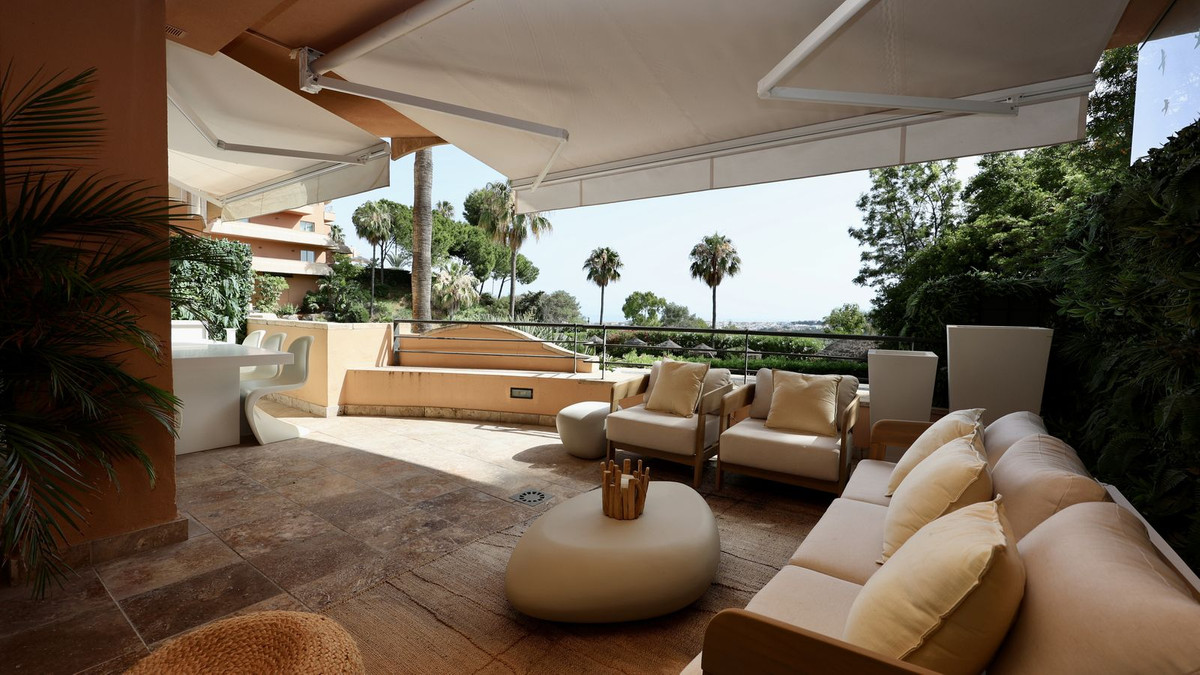 2 Bed Apartment for sale in Nueva Andalucía Costa Del Sol, Málaga, Spain