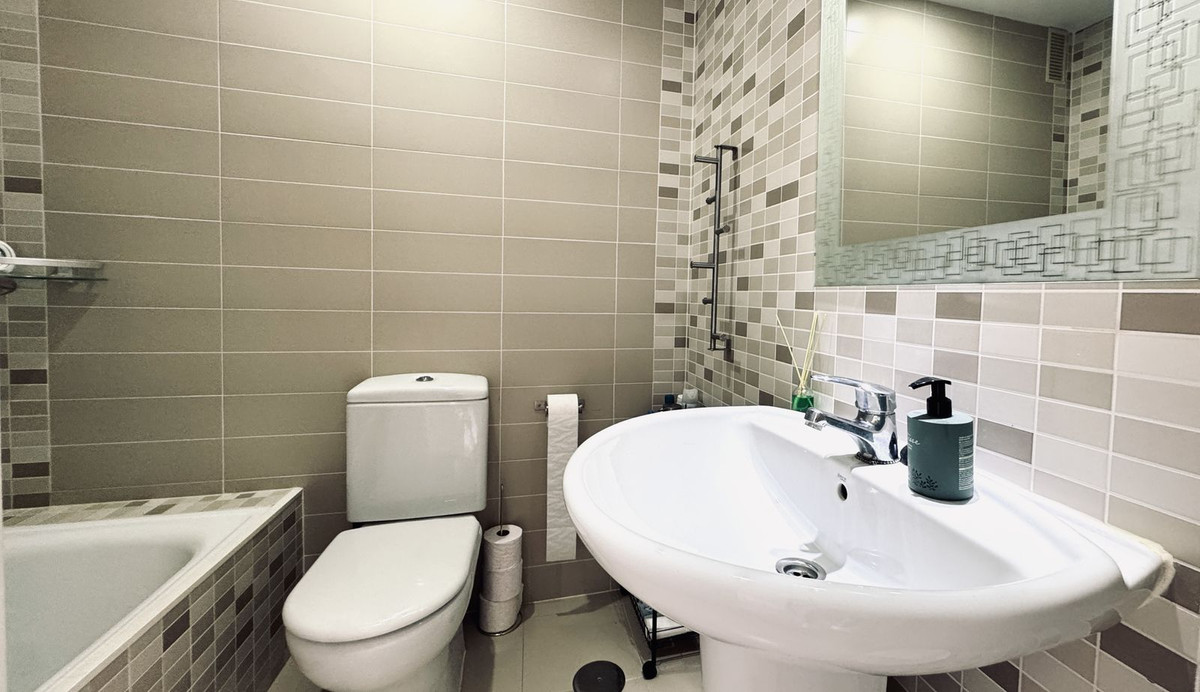 Se vende Apartamento Planta Media de 3 dormitorios en Costa Del Sol, Málaga, España