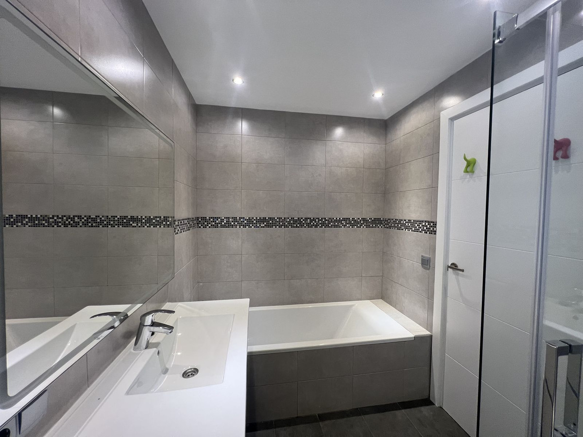 5 Bed Townhouse for sale in Nueva Andalucía Costa Del Sol, Málaga, Spain