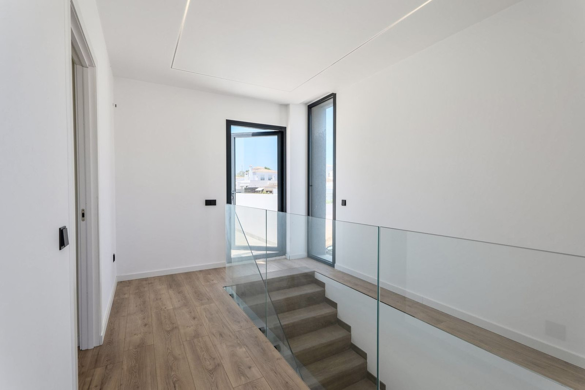 2 Bed Townhouse for sale in Sierrezuela Costa Del Sol, Málaga, Spain